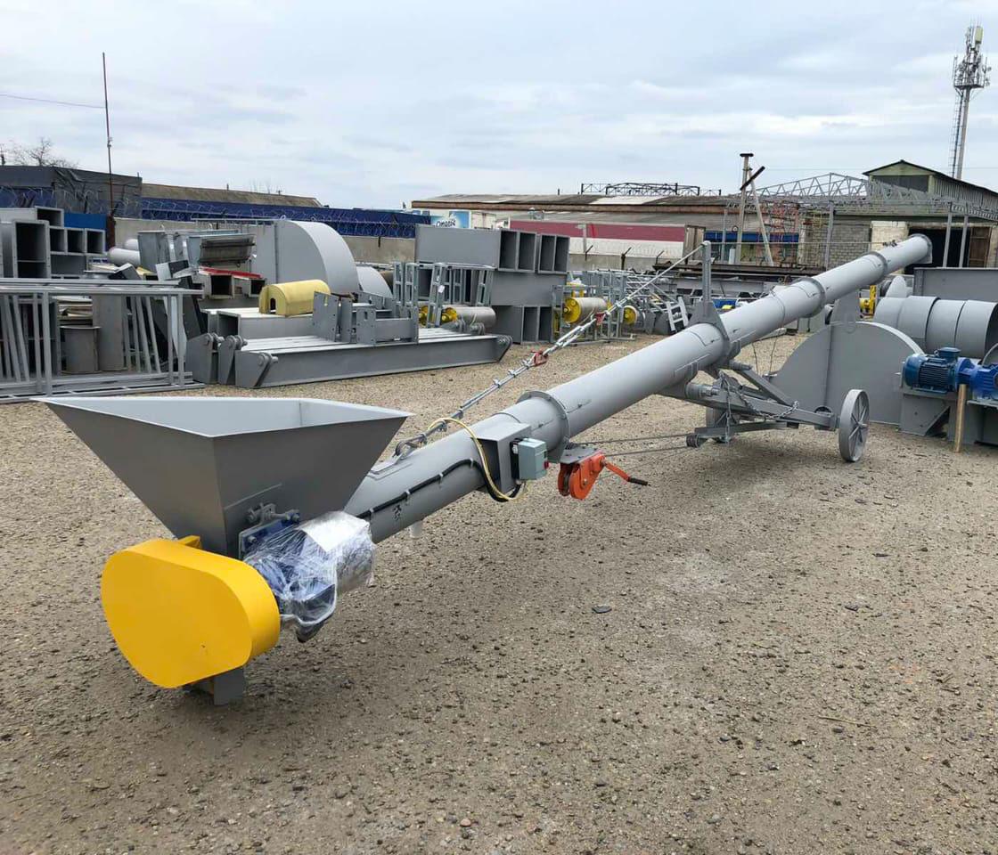 Винтовой конвейер для подачи сыпучих материалов в автотранспорт