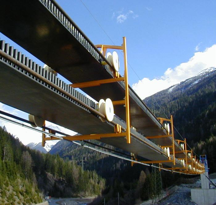 Подвесной конвейер для транспортировки горной массы